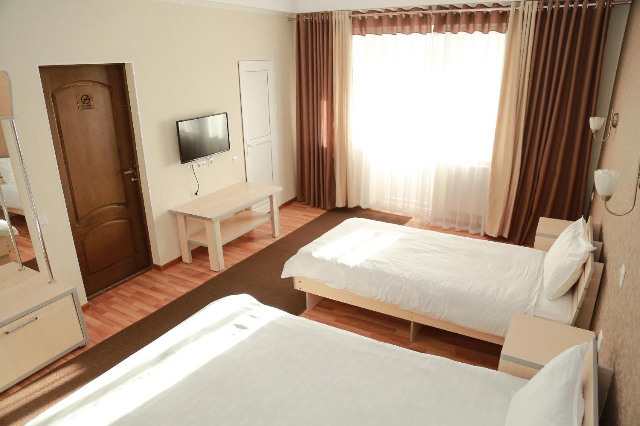 Caravan Hotel Karakol Eksteriør billede