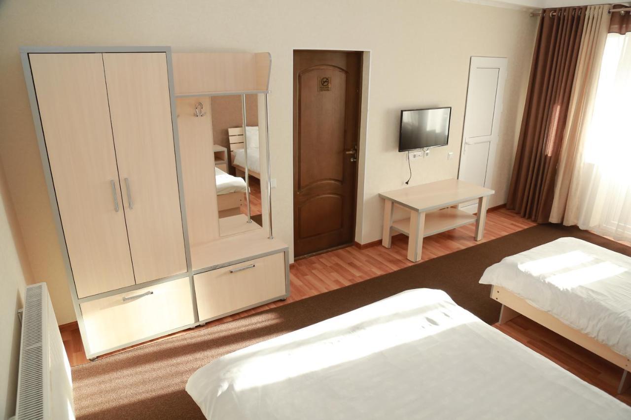 Caravan Hotel Karakol Eksteriør billede