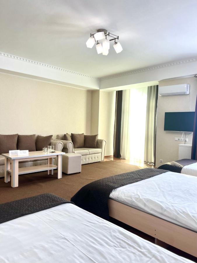 Caravan Hotel Karakol Eksteriør billede
