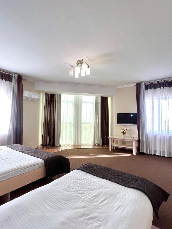 Caravan Hotel Karakol Eksteriør billede