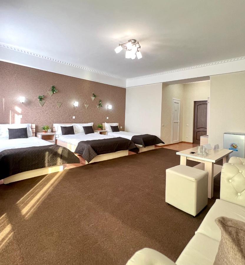 Caravan Hotel Karakol Eksteriør billede