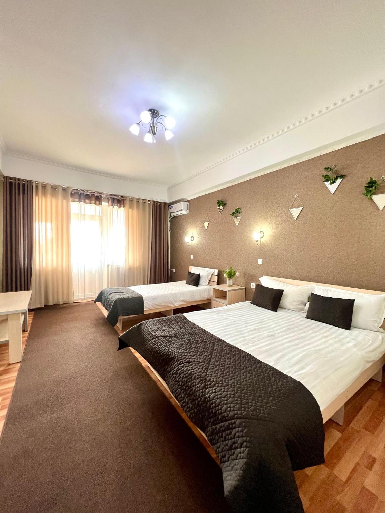 Caravan Hotel Karakol Eksteriør billede