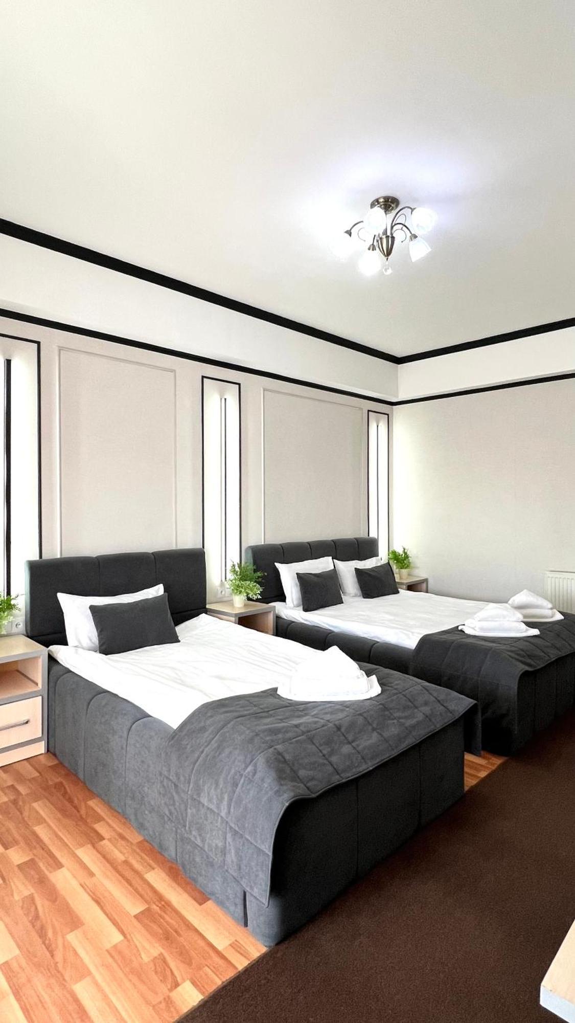 Caravan Hotel Karakol Eksteriør billede