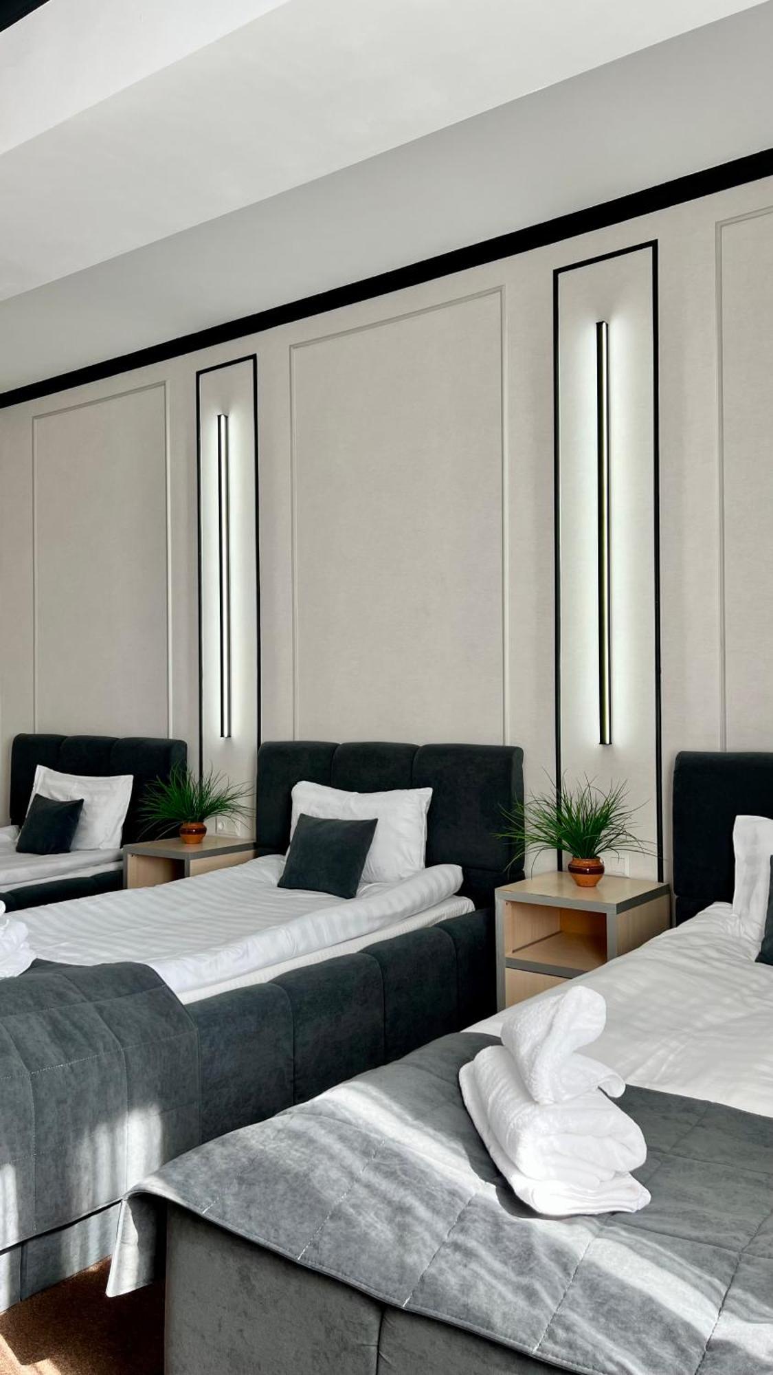 Caravan Hotel Karakol Eksteriør billede